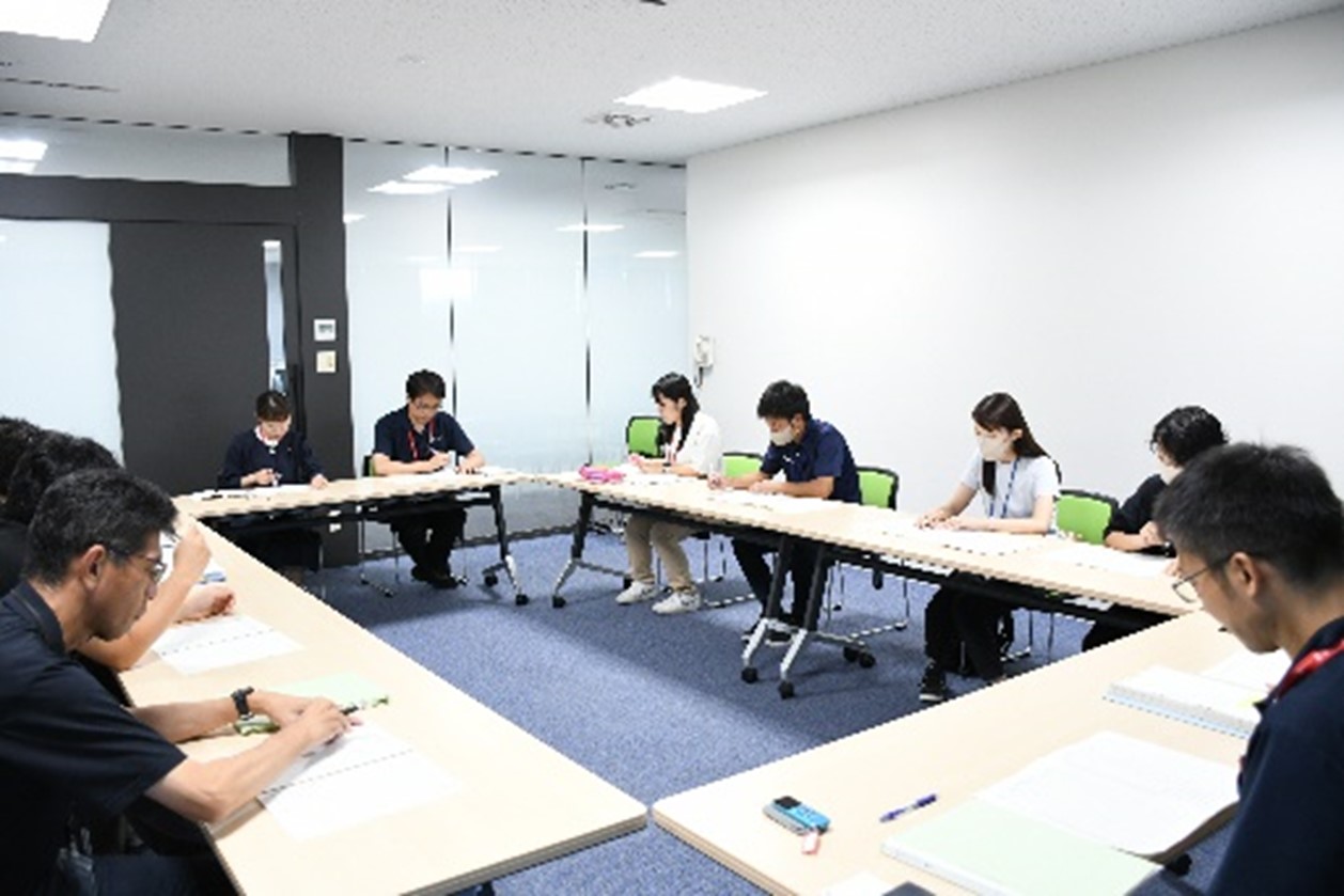 学校給食マッチング会議で食材の供給状況などを確認する関係者