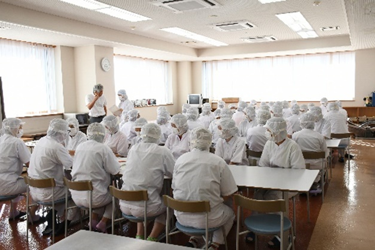 出雲学校給食センターで調理前にミーティングをする調理員