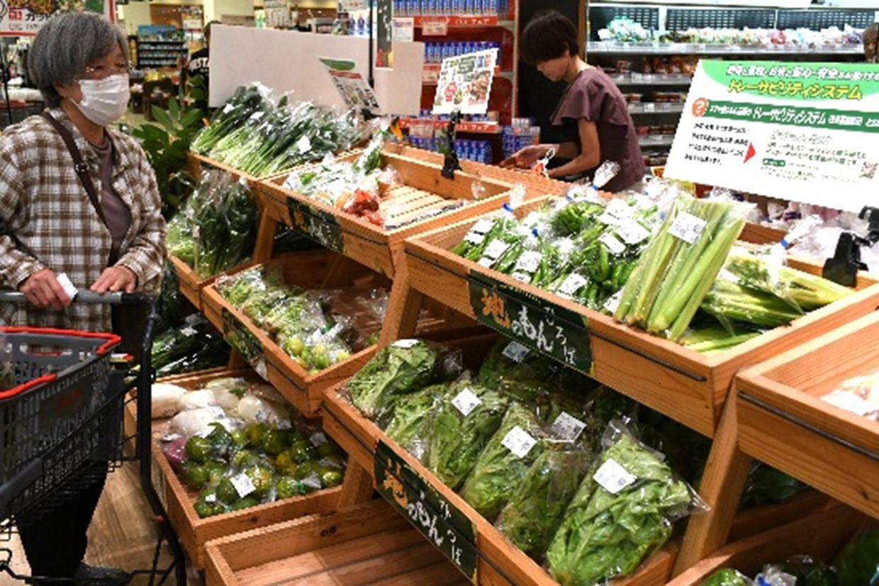 買い物客でにぎわう地産地消コーナー「地のもん広場」